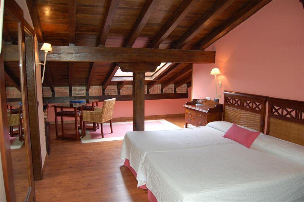La Casona De Revolgo Hotel Santillana del Mar Exterior photo